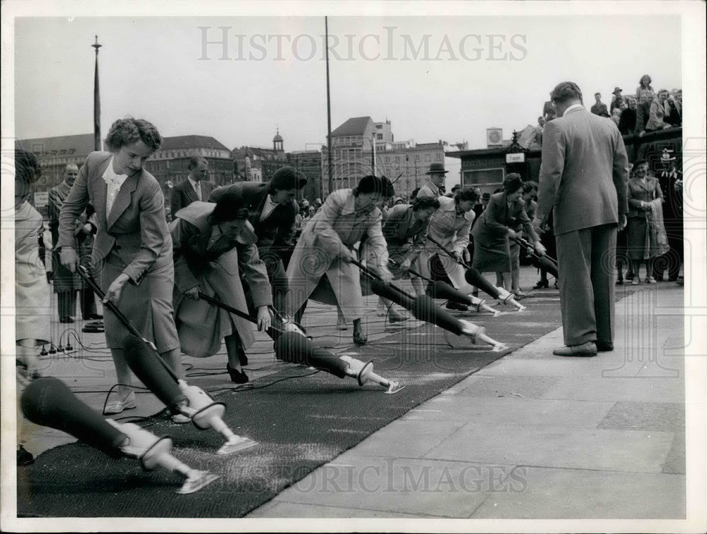 1953 vacuum cleaning contest - Historic Images