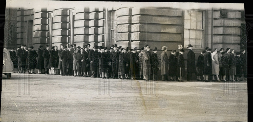 1952 Crowd Files Buckingham Palace Condolences Passing King - Historic Images