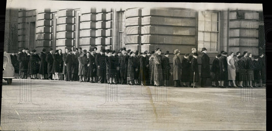 1952 Crowd Files Buckingham Palace Condolences Passing King - Historic Images