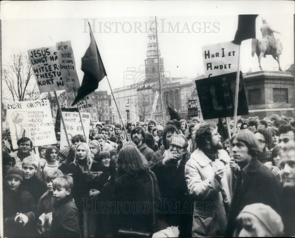 1969 Press Photo Demonstrators Outside Copenhagen Parliament Drug Laws-Historic Images