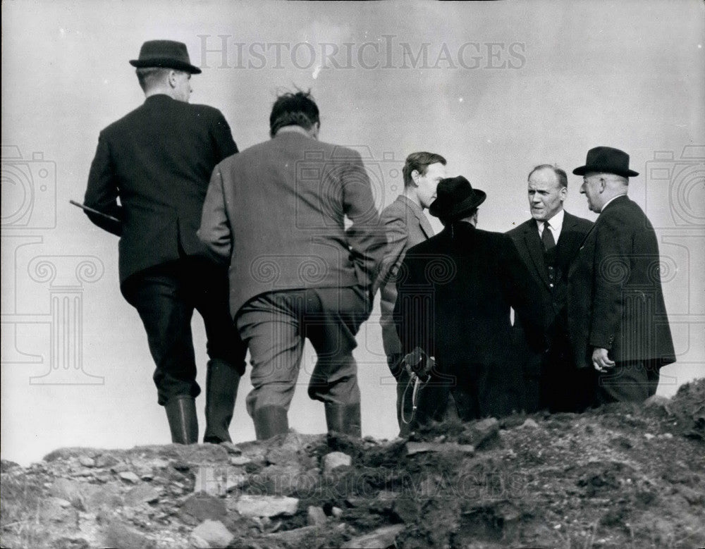 1965 Police at scene where murdered boy found - Historic Images