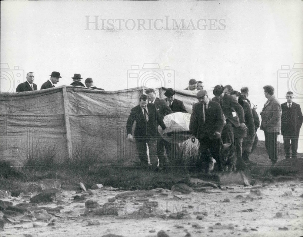 1965 Press Photo Detectives Carry Boy&#39;s Body Stretcher Yorkshire Moor - Historic Images