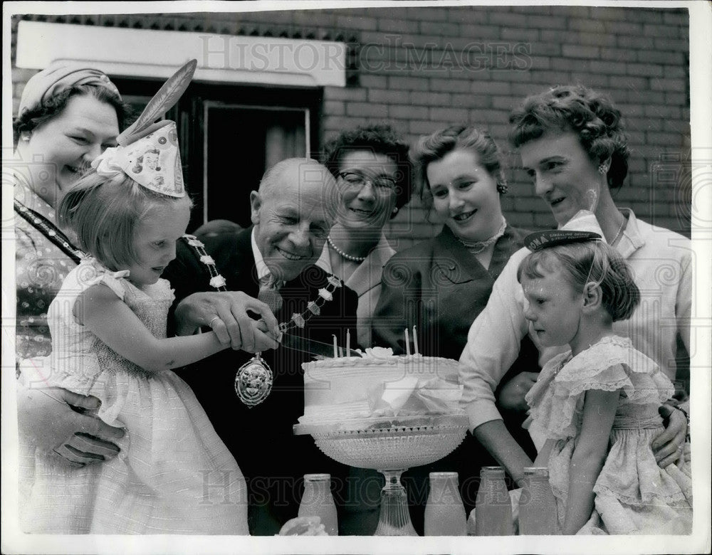 1959 Press Photo The Mayor, Councillor H. Eckersall and some children at party - Historic Images