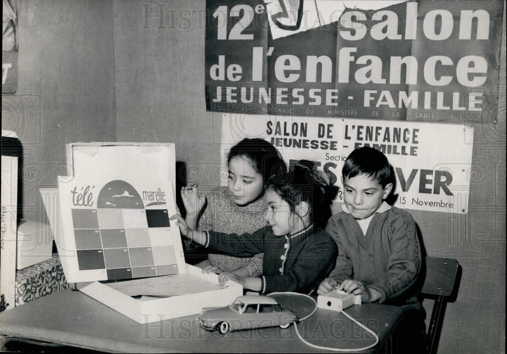 Press Photo little boy and two little girls and some toys - KSB21259 - Historic Images