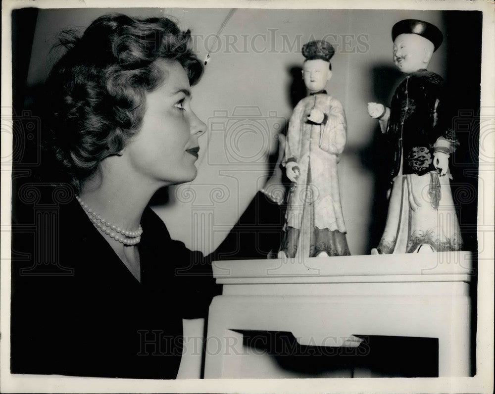 1955 Press Photo Patricia Redford at Great Hall, Grosvenor House with dolls - Historic Images