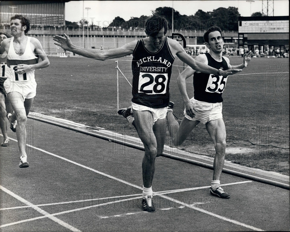 1971 Press Photo Anthony Polhill (No. 28) winds 1,500 metres Final AAA meet - Historic Images