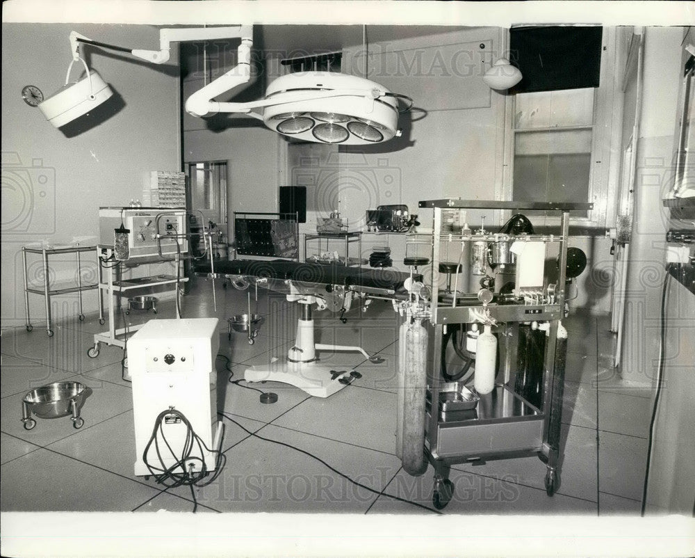 1975, Empty operation theatre as doctors on strike - KSB21415 - Historic Images