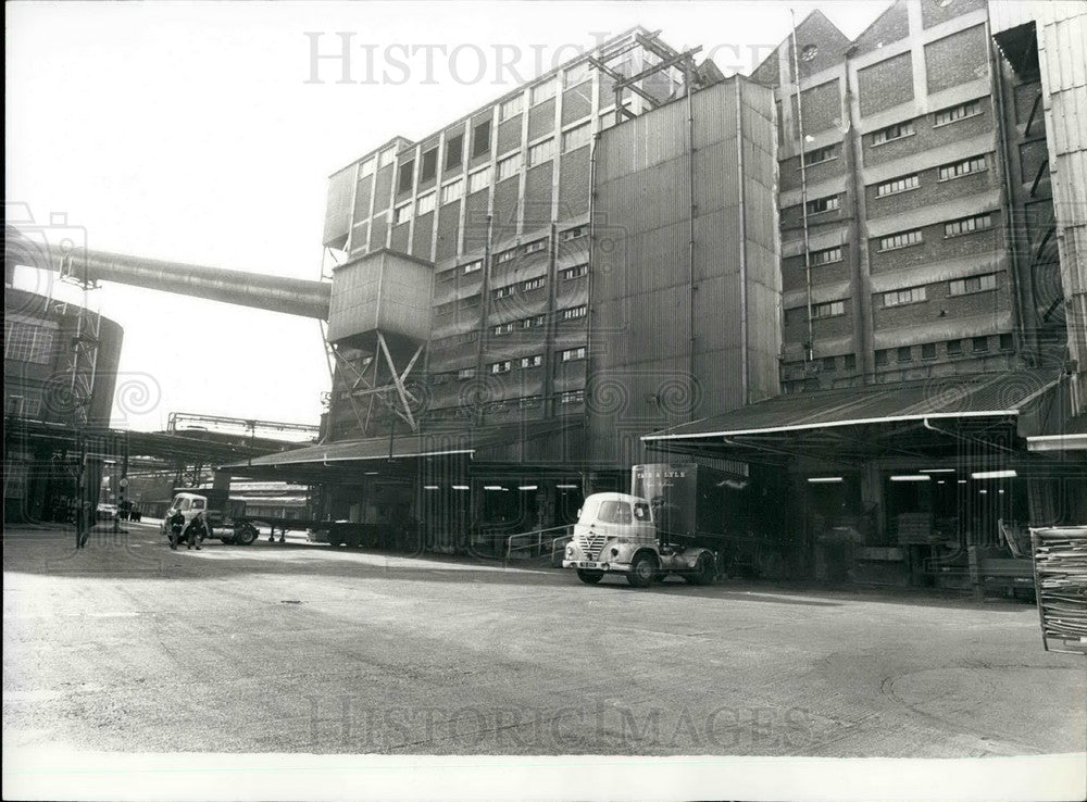 1974, Workers at a London refinery ,sugar plant strike - KSB21419 - Historic Images