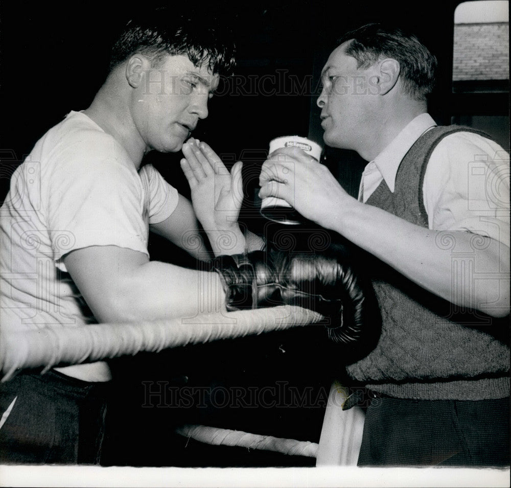 Press Photo Don Cocknell Prepares for Fight - Historic Images