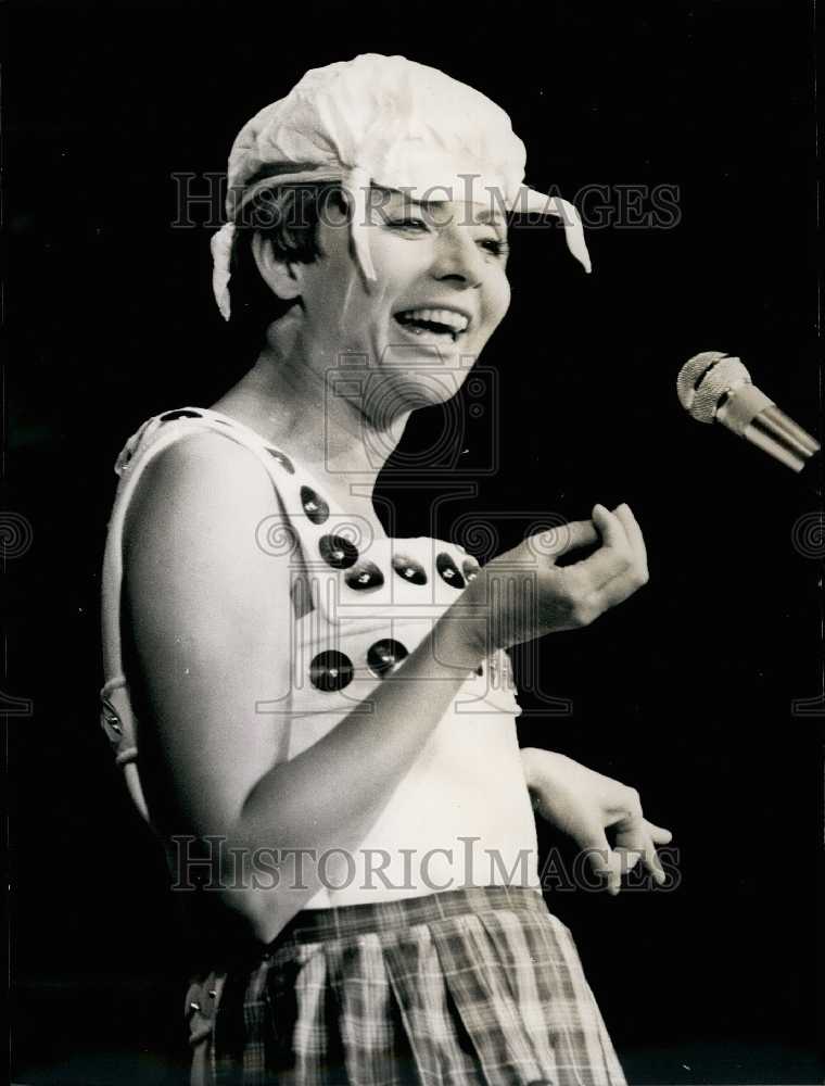 1968 Press Photo Annie Cordy Wearing Maurice Chevalier Boating Hat - KSB21549-Historic Images