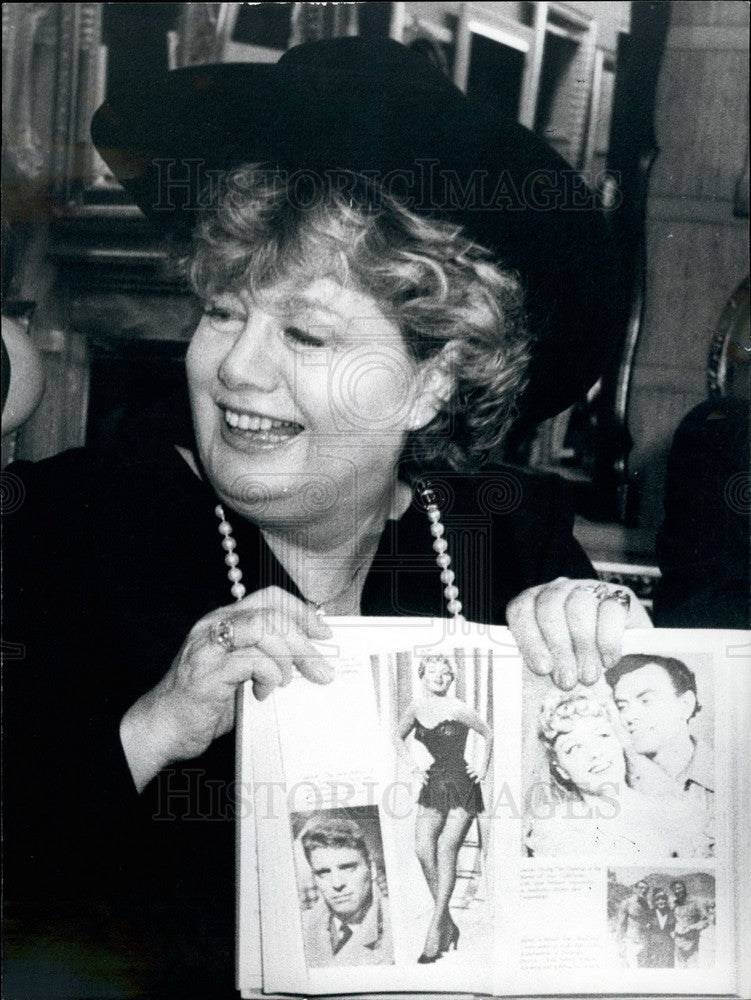 Press Photo Actress Shelley Winters holds a copy of her memoirs - KSB21619 - Historic Images