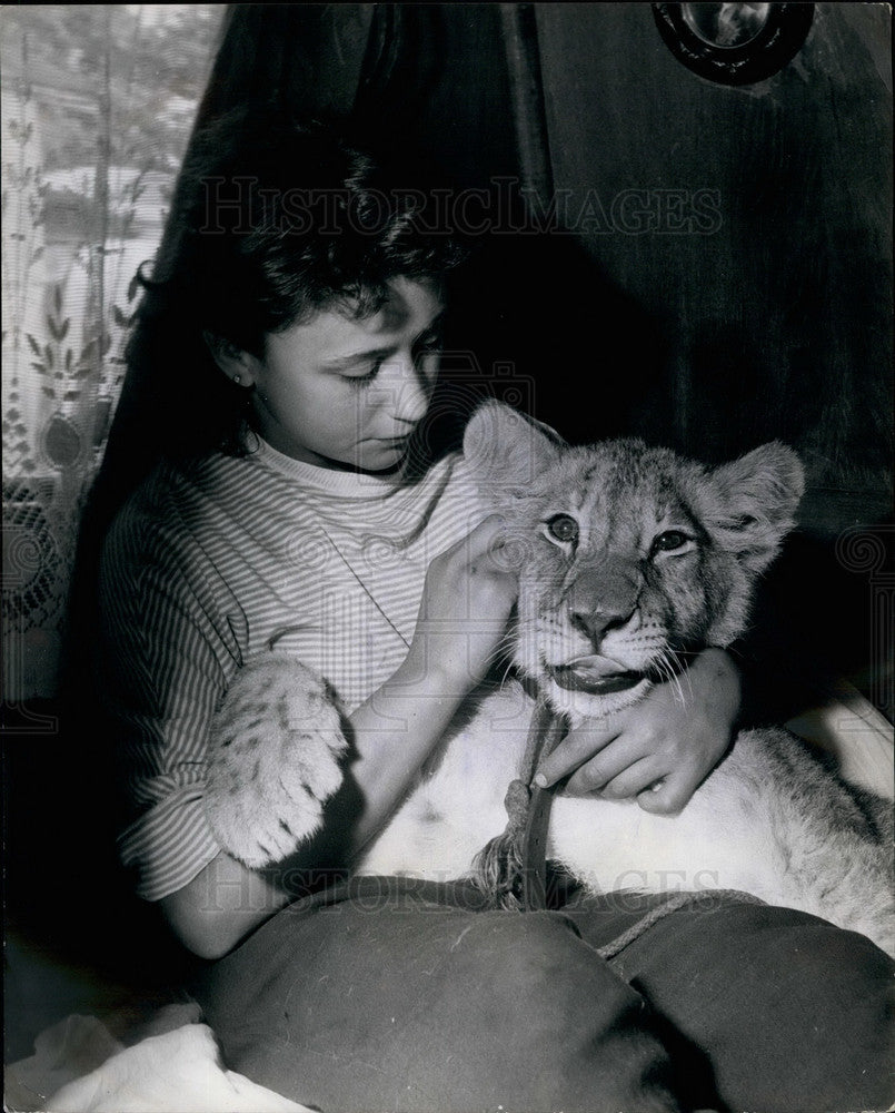 Press Photo Whapp the lion cub and keeper Amelia - KSB21815 - Historic Images
