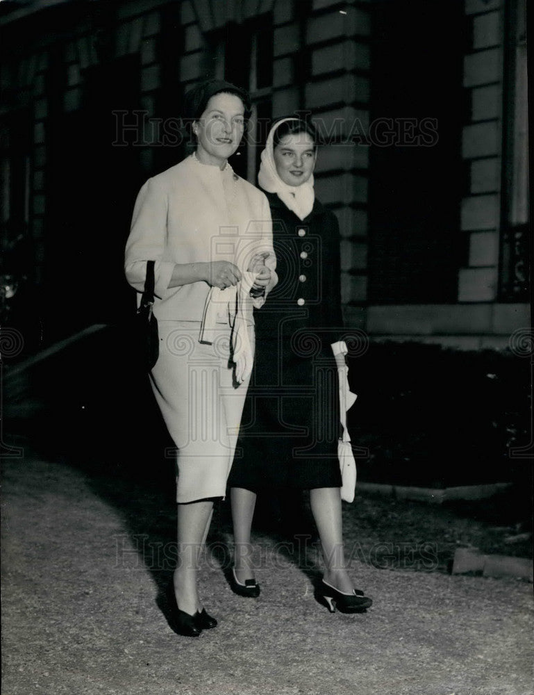 1958 Comtesse De Paris Visits Maria Pia With Daughter Diane - Historic Images