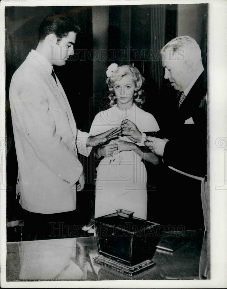 1960 Press Photo Millionaire's Step-Daughter Nanette Wallace Weds Wiley Lockamy-Historic Images