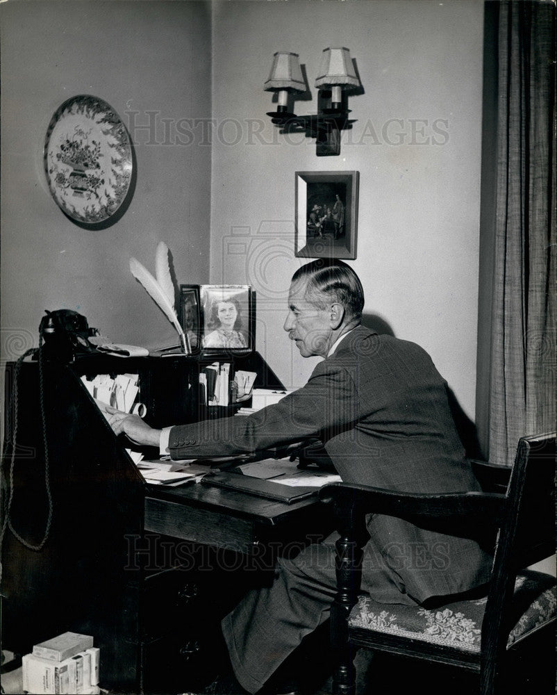 Press Photo Sir Noel Vansittart Bowater, London&#39;s New Lord Mayor, At Home Desk - Historic Images