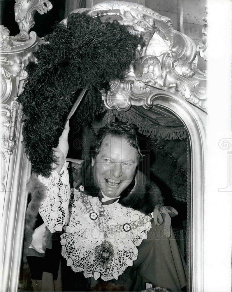 1977, The Lord Mayor Sir Peter Vannesk Waves From His Coach - Historic Images