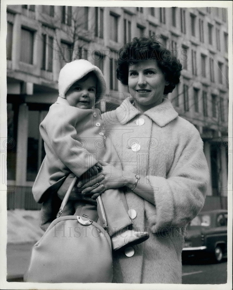 1963 Beryl Scoot with daughter Elizabeth - Historic Images