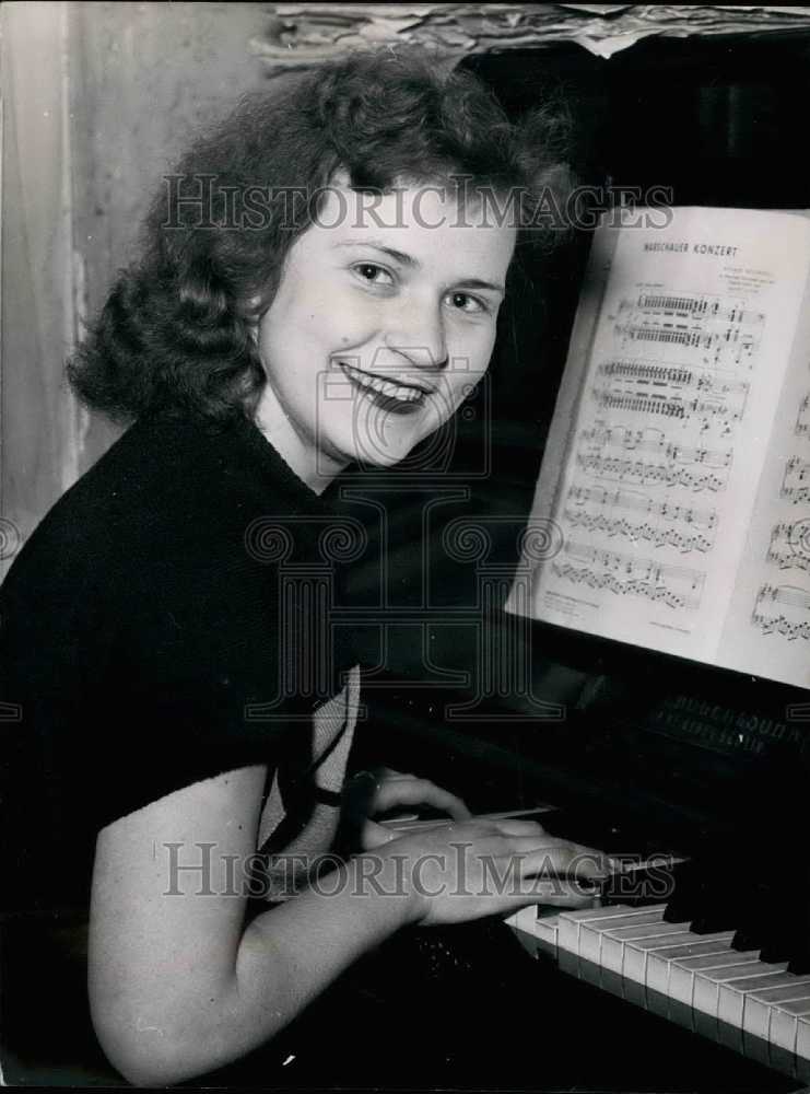 1953, Musician Christa Schwarz - KSB22355 - Historic Images