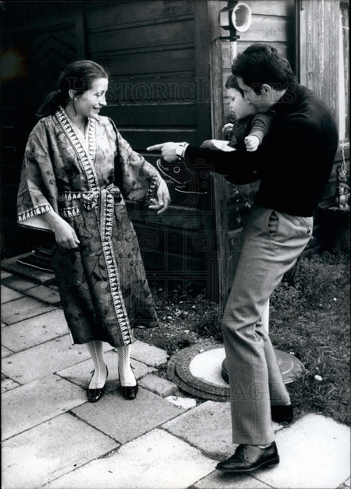 1971 Seep Schwarz and wife and child - Historic Images