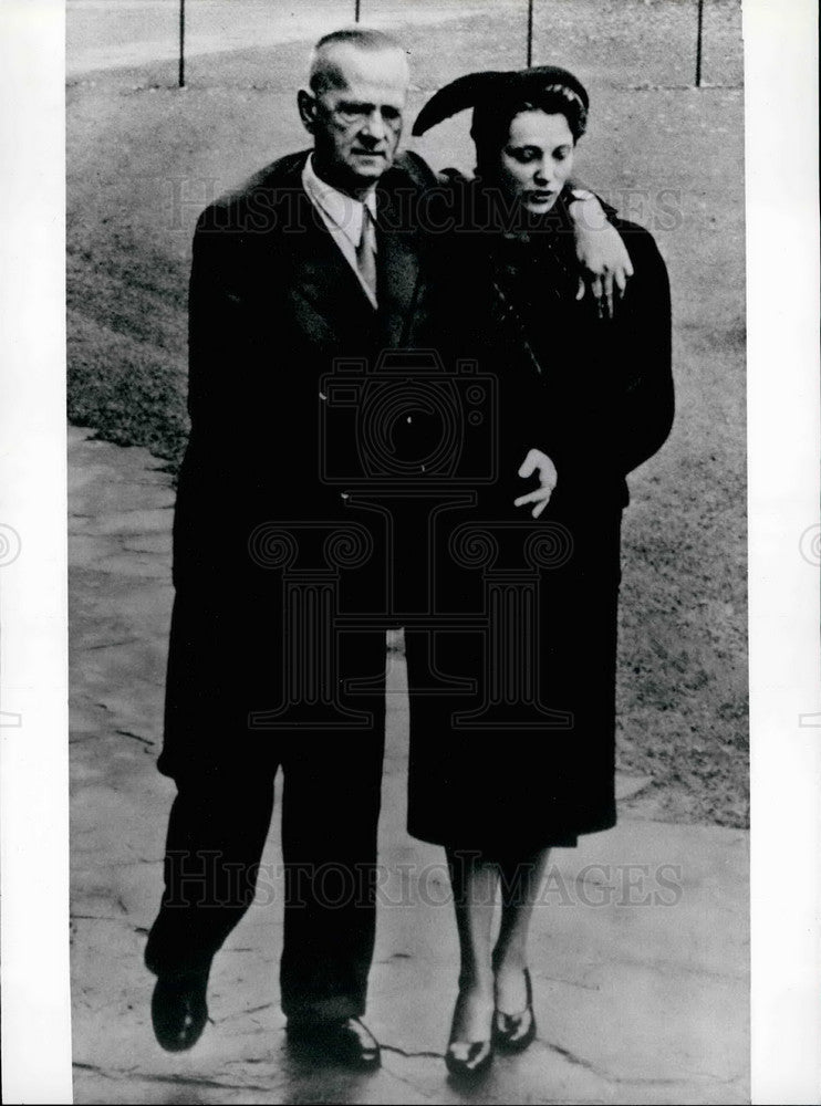 1975, Kurt Schumacher & secy Anne-Marie Renger - KSB22465 - Historic Images