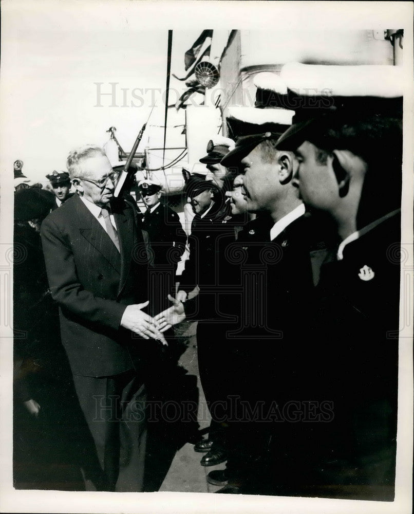 1957 Press Photo President Ben Zvi of Israel and some naval officers - Historic Images