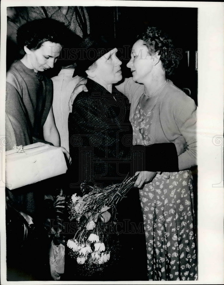 1963 Press Photo Yugoslavian sisters meet after 33 yrs.Agnes Poiak &Anni- Historic Images