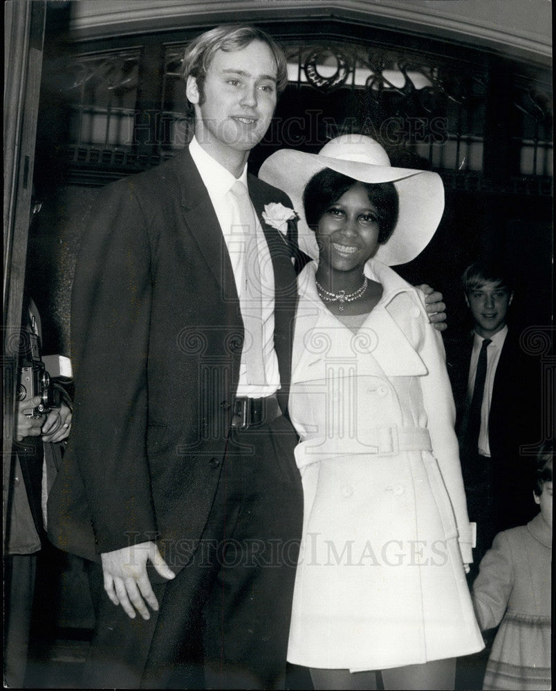 1968 Press Photo David Pollock Marries African Elizabeth Vambe Edmonton London - Historic Images