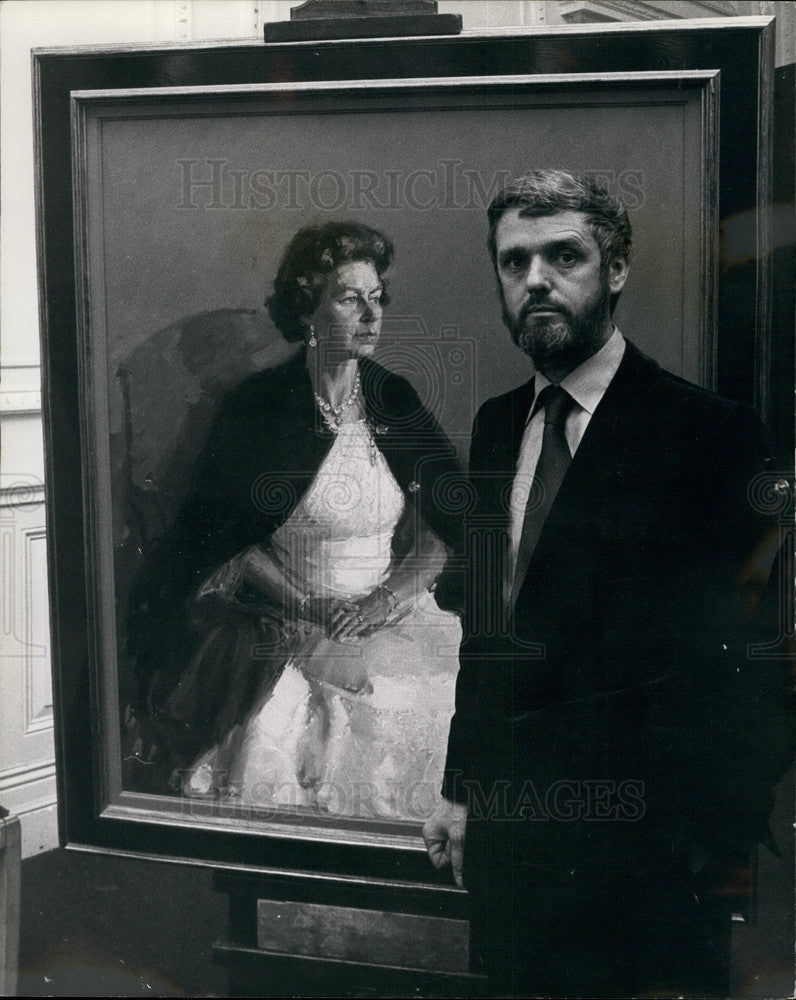 1975 Press Photo New Portrait Queen Artist David Poole Royal Artillery-Historic Images