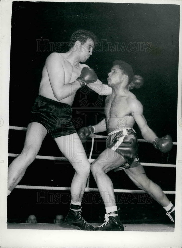 1954 Press Photo Yolande Pompee Stretches Up To Reach Ivano Fontana - KSB23335 - Historic Images