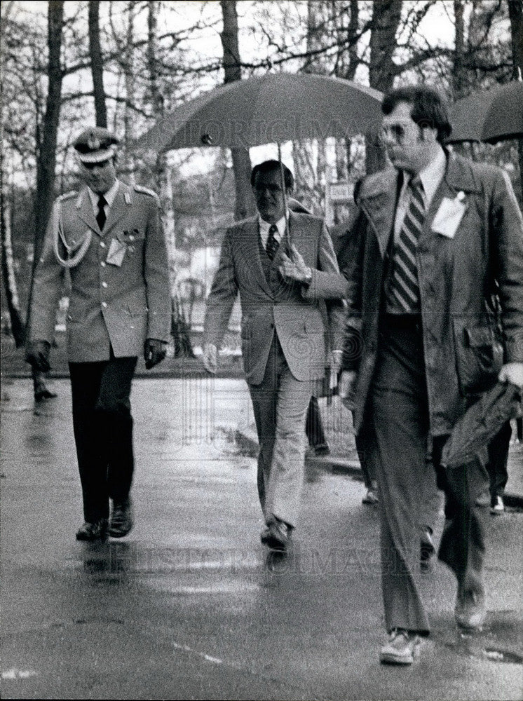 Press Photo The American Minister of Defense, Donald Rumsfeld at NATO meeting - Historic Images