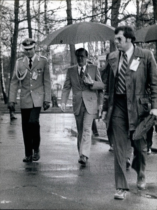 Press Photo The American Minister of Defense, Donald Rumsfeld at NATO meeting - Historic Images