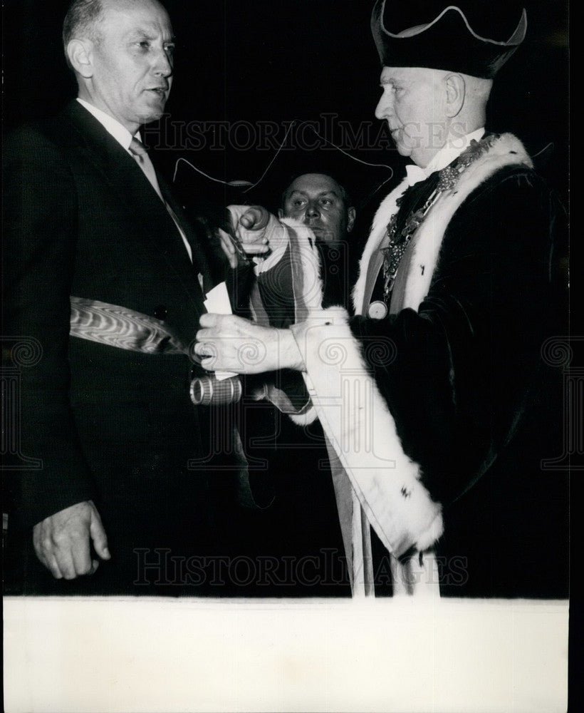 1957 Press Photo M. Pierre Ruais takes oath at &quot;Knights of Sacavin&quot; - Historic Images