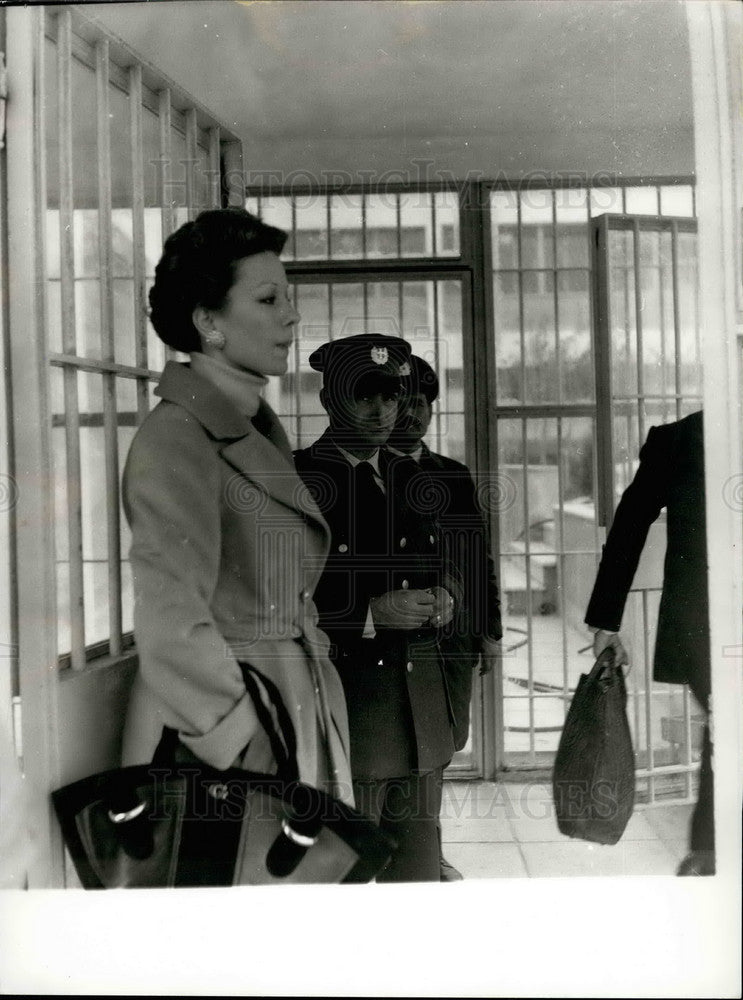  Mrs Dela Roufogalis visits husband in Greek prison - Historic Images