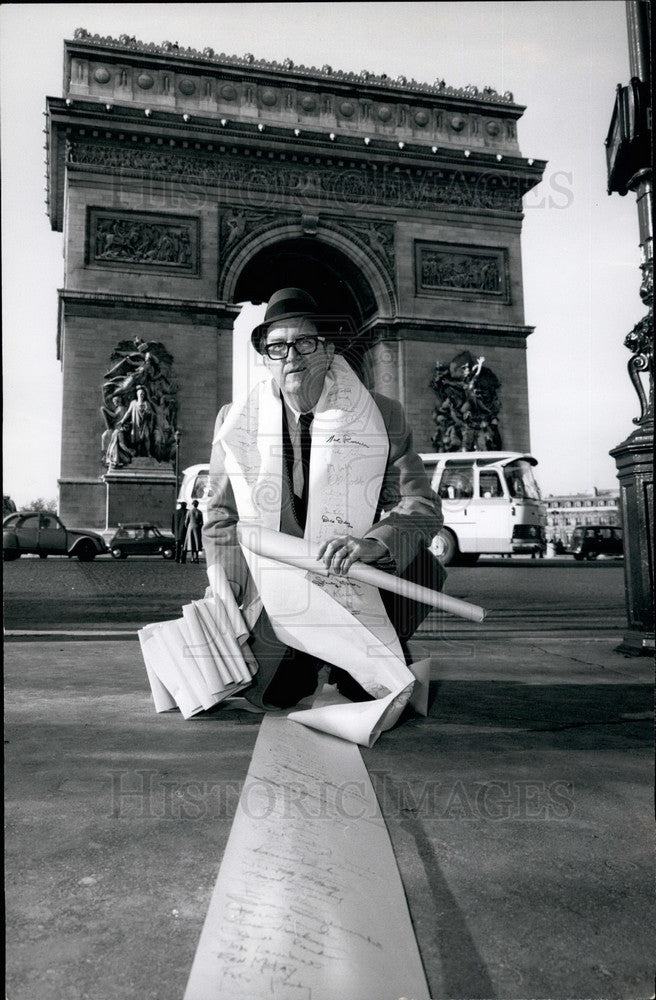 Press Photo Pete Rozelle Pro Football Commissioner Paris Signature Ribbon - Historic Images