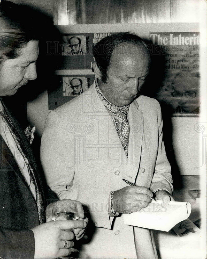 1970 Press Photo Harold Robbins Novelist London Visit Sign Autograph Inheritors - Historic Images