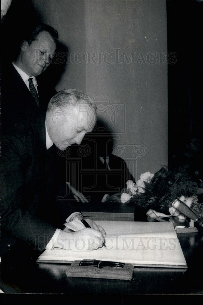 1963, Sir Frank Roberts British Ambassador Berlin Golden Willy Brandt - Historic Images