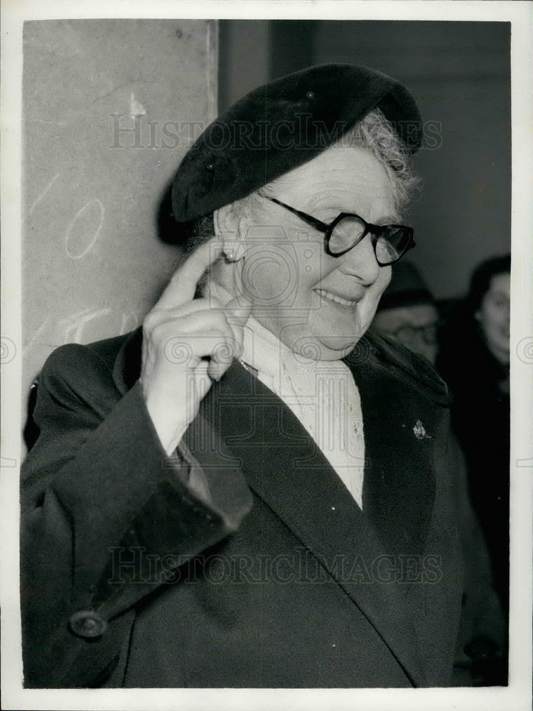 1956 Mrs. Alice Maud Robinson buys replicas of British Crown Jewels - Historic Images