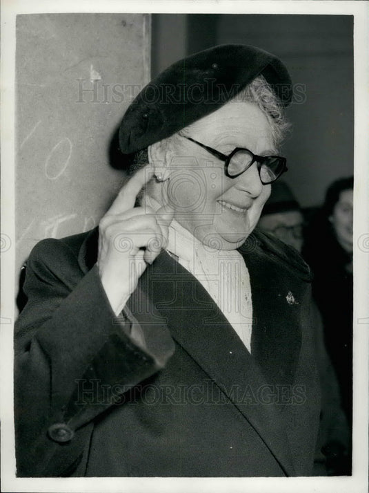 1956 Mrs. Alice Maud Robinson buys replicas of British Crown Jewels - Historic Images