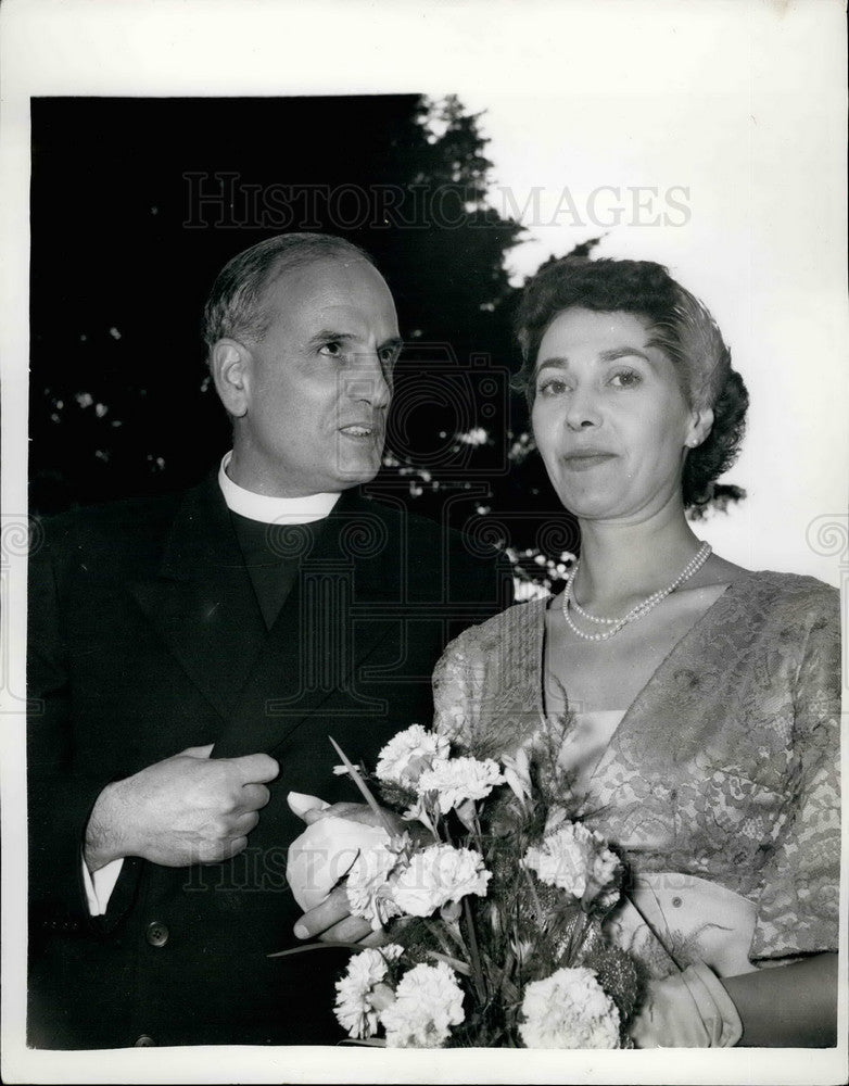 1959 Rev. John Elliot Roberts &amp; bride Catherine Ling - Historic Images