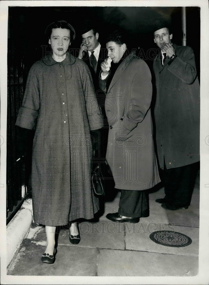 1957 Press Photo Heiress Mrs Lloyd Roberts and some reporters - KSB23833-Historic Images