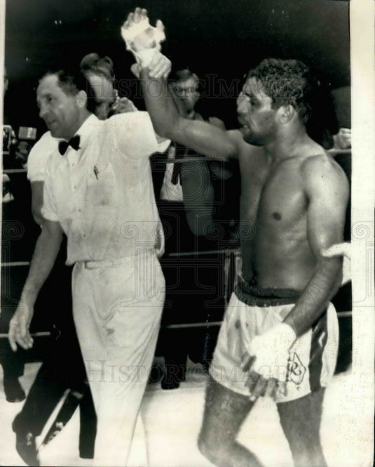 1969 Press Photo Referee Vic Patrick holds boxer Lionel Rose's arm in victory-Historic Images