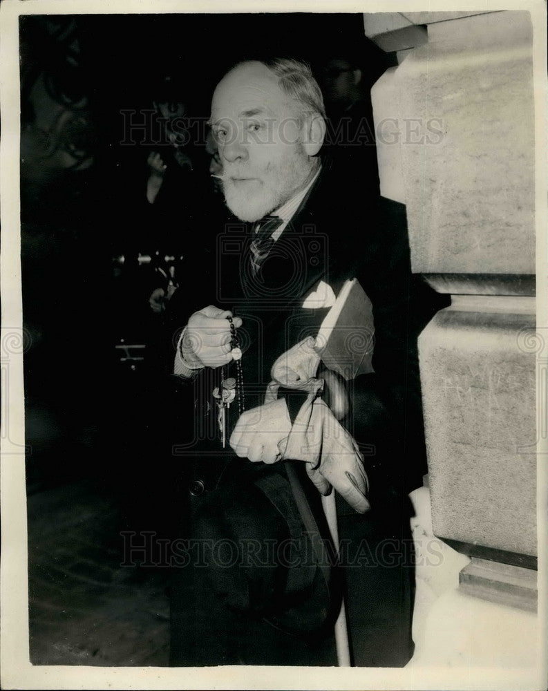 1955, A.E. Roche Holds Crucifix Prays Peace Goodwill 10 Downing St. - Historic Images