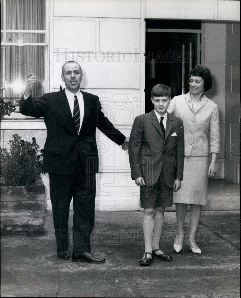 1964, British businessman Greville Wynne & family - KSB23979 - Historic Images