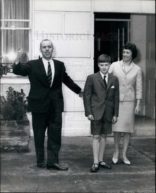 1964, British businessman Greville Wynne & family - KSB23979 - Historic Images