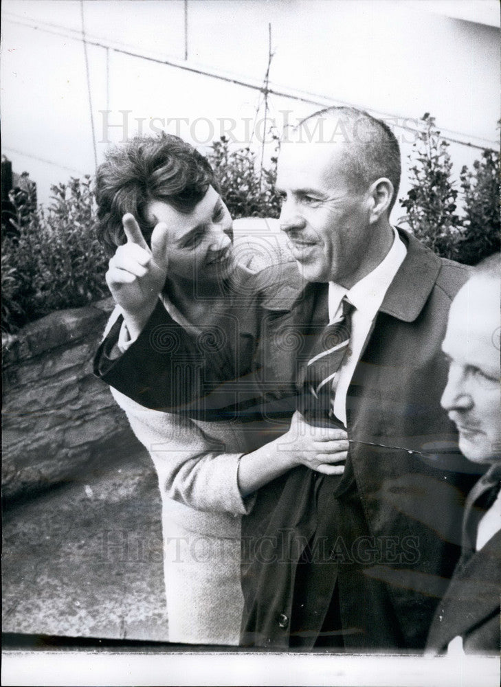 1964 Press Photo Mrs. Wynne and husband,Greville,spy freed by Russians - Historic Images