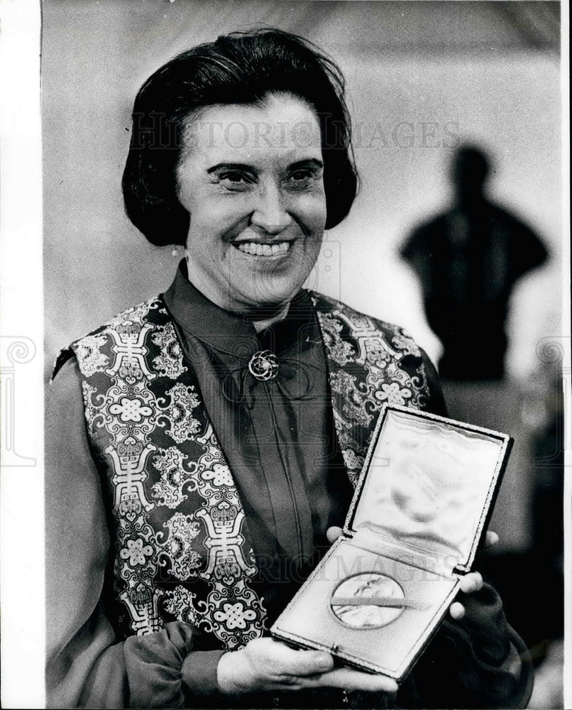 1977 Press Photo Rosalyn Yalow New York Winner Nobel Prize Medicine Stockholm-Historic Images