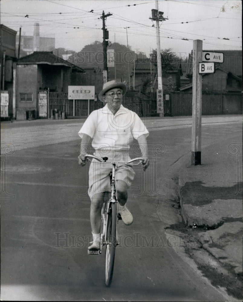 1960 Press Photo Japan's Foreign Minister ,Aiichi Fujiyama on bicycle-Historic Images
