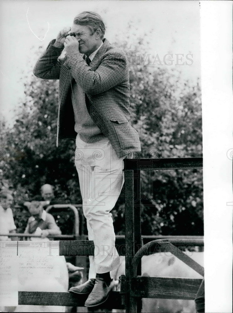 Press Photo Man with binoculars standing on rail - Historic Images