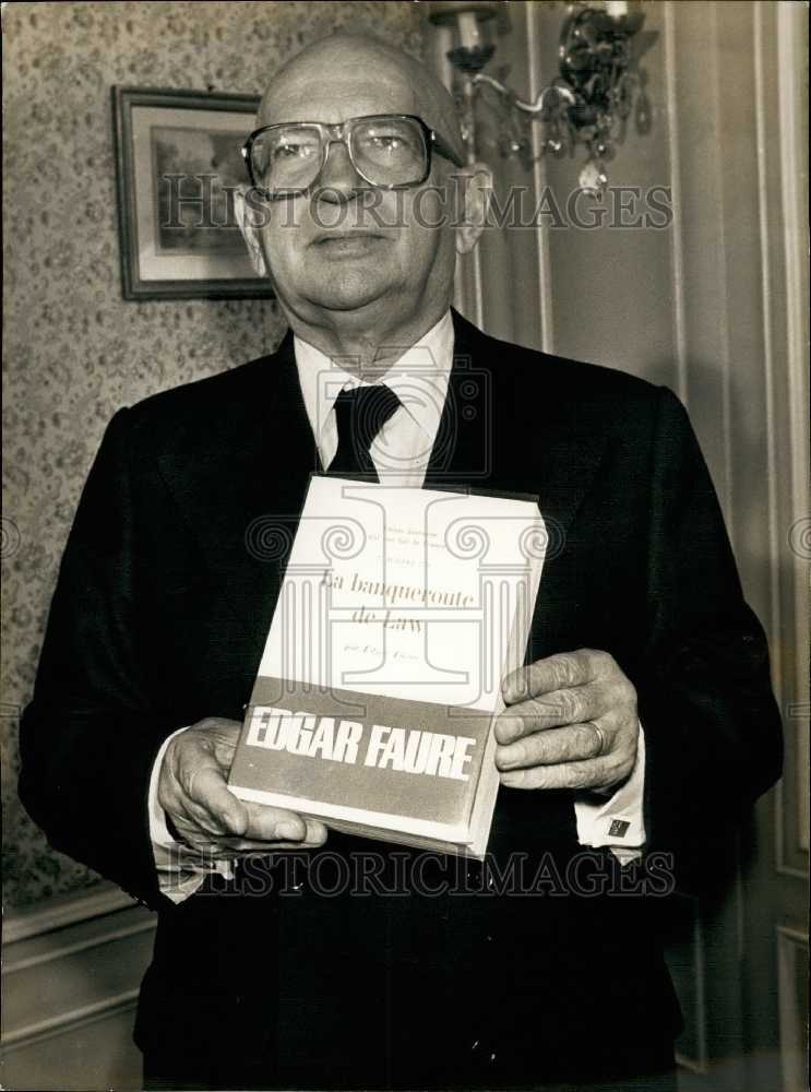 1977 Edgar Faure Wins Historia Prize - Historic Images