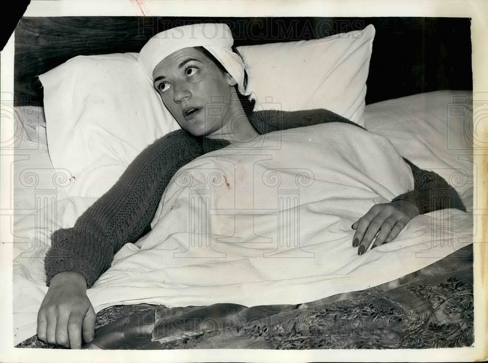 1956 Press Photo Singer Carol Hayes injured and in hospital - Historic Images